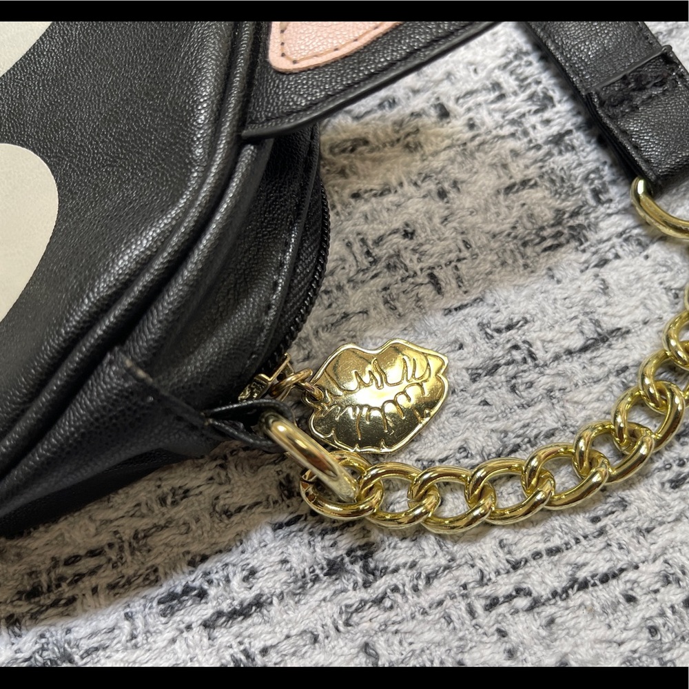 ⭐️Betsey Johnson black and white puppy circle crossbody purse - Picture 12 of 16